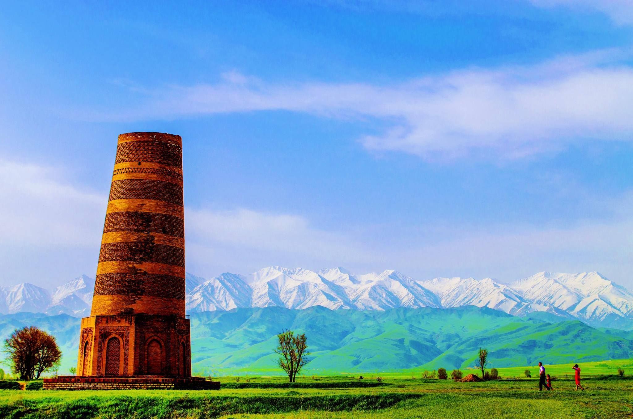Бурана детям. Башня Бурана в Кыргызстане. Токмак башня Бурана. Чуй Токмок Киргизия. Башня Бурана Чуйская Долина.