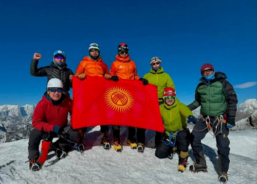 Кыргызстандык альпинисттер Гималайдагы Лобуче чокусуна чыгышты