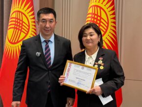 Сүрөттө Нурсыйда Базаркулова жана Тилек Текебаев